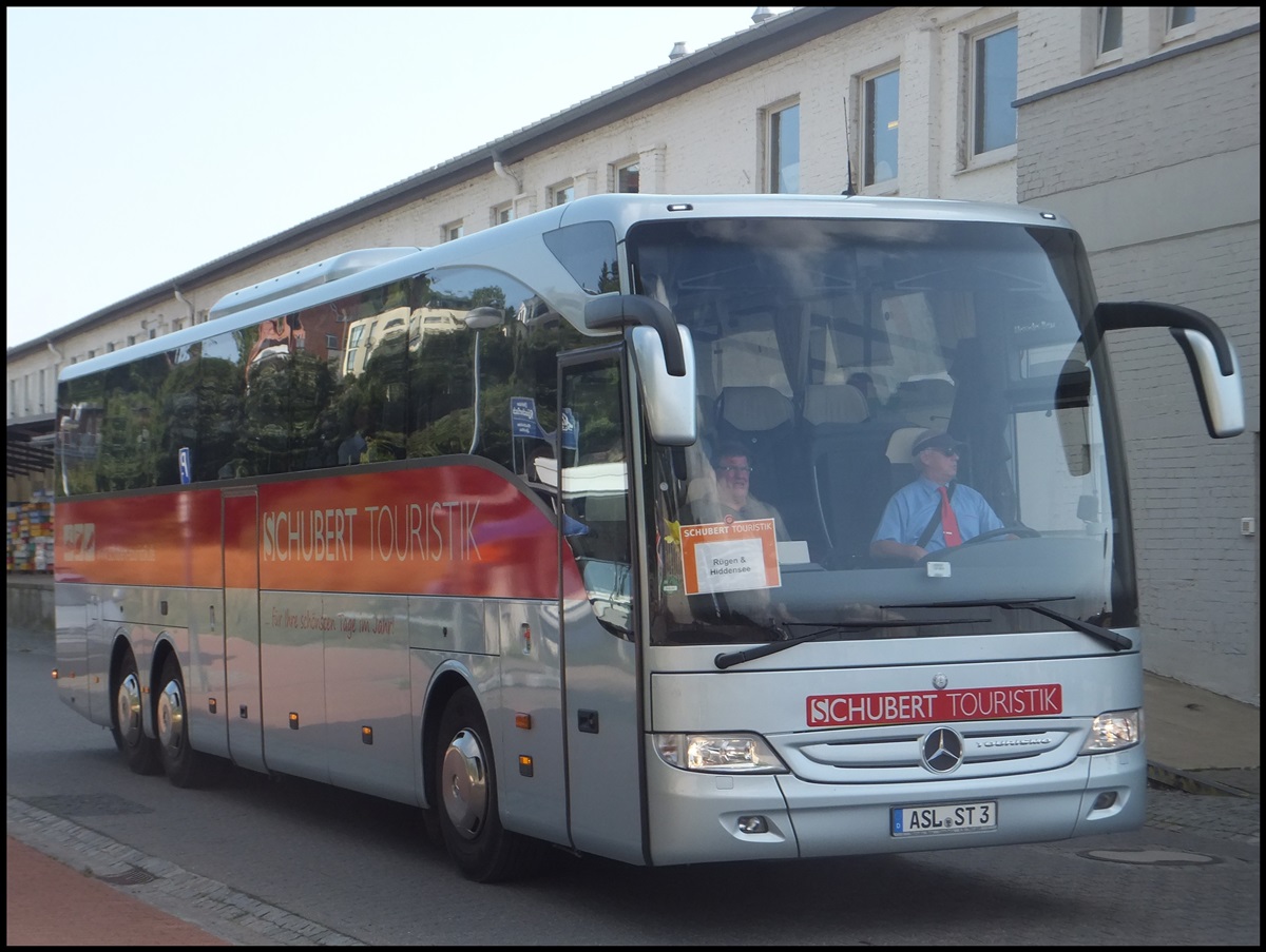 Mercedes Tourismo von Schubert Touristik aus Deutschland im Stadthafen Sassnitz. 