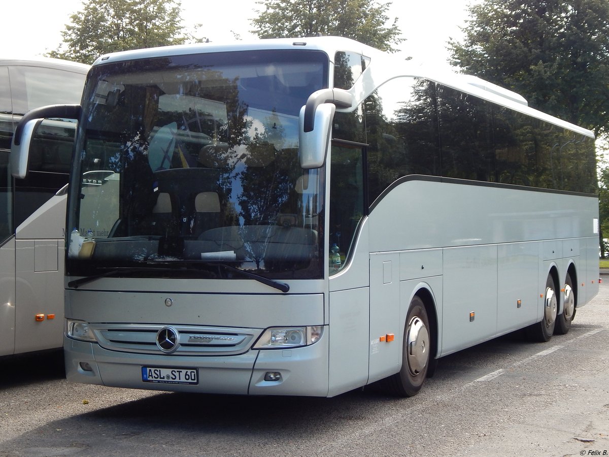 Mercedes Tourismo von Schubert Touristik aus Deutschland in Stralsund. 