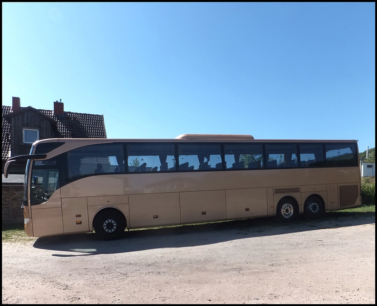 Mercedes Tourismo von Schuchort aus Deutschland in Sassnitz.