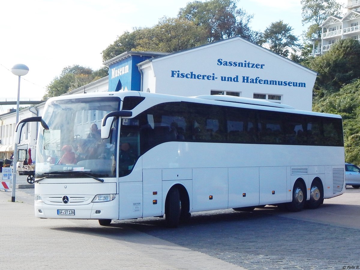 Mercedes Tourismo von Skan-Tours aus Deutschland im Stadthafen Sassnitz. 