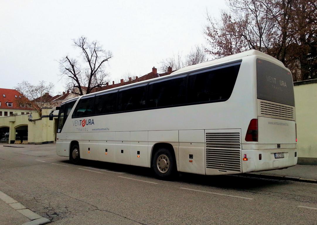 Mercedes Tourismo von VENTURA Travel aus Ungarn im Dez. 2017 in Krems.