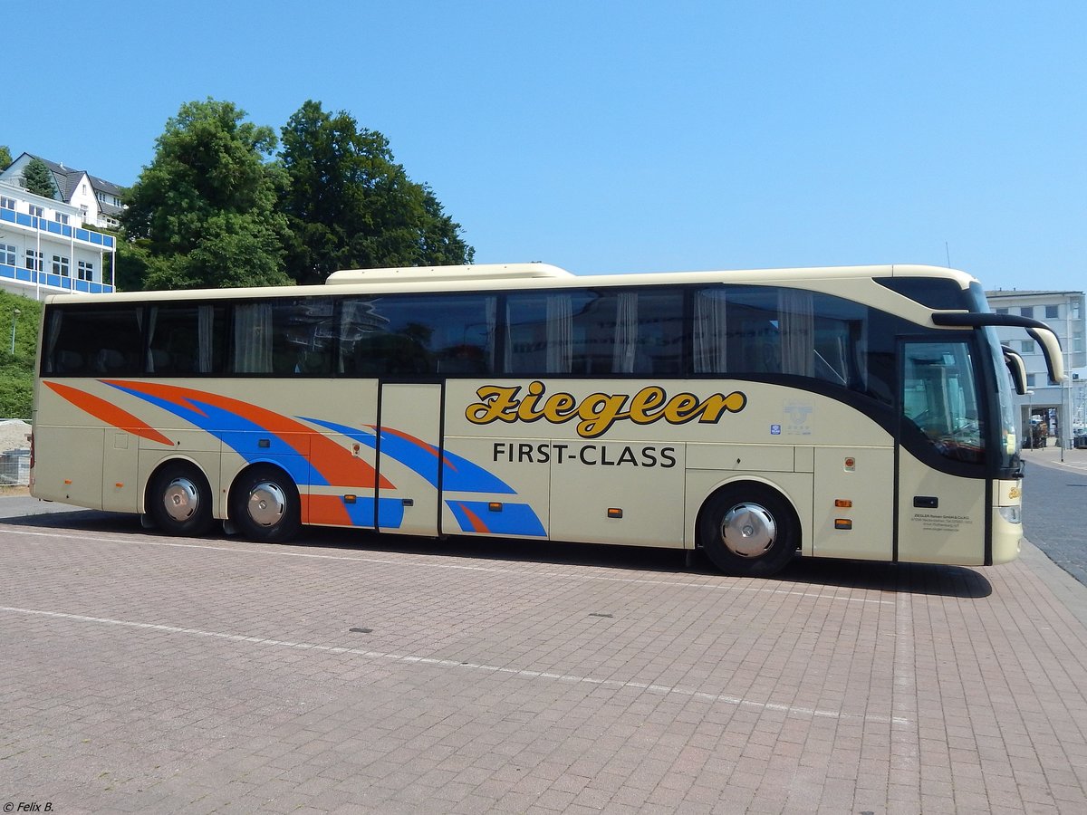 Mercedes Tourismo von Ziegler aus Deutschland im Stadthafen Sassnitz.  