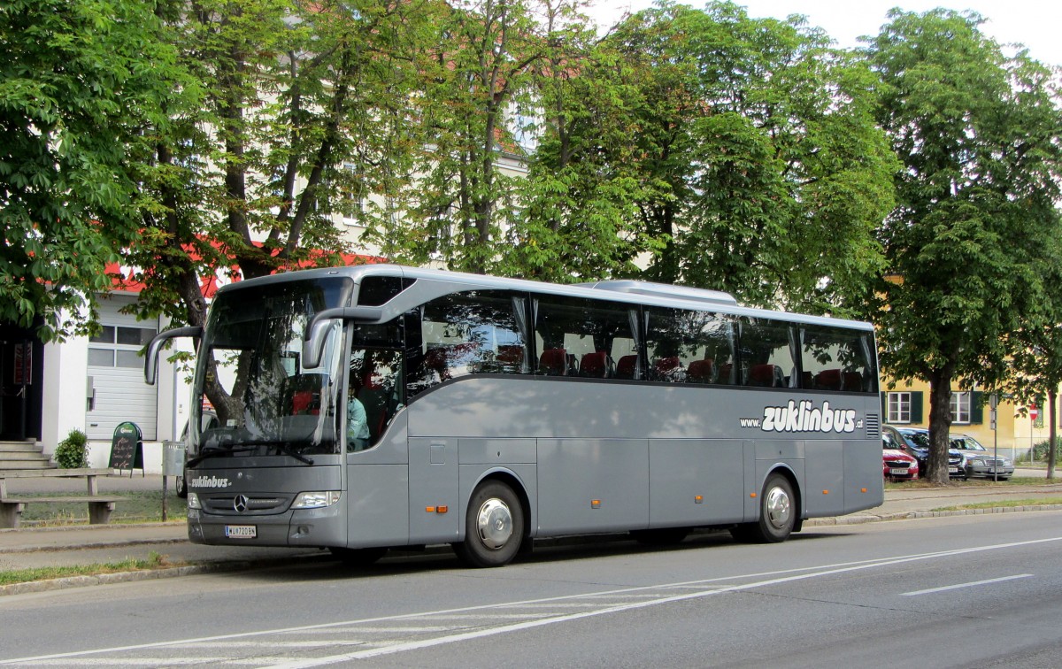 Mercedes Tourismo von Zuklinbus aus Niedersterreich im Juni 2015 in Krems unterwegs.