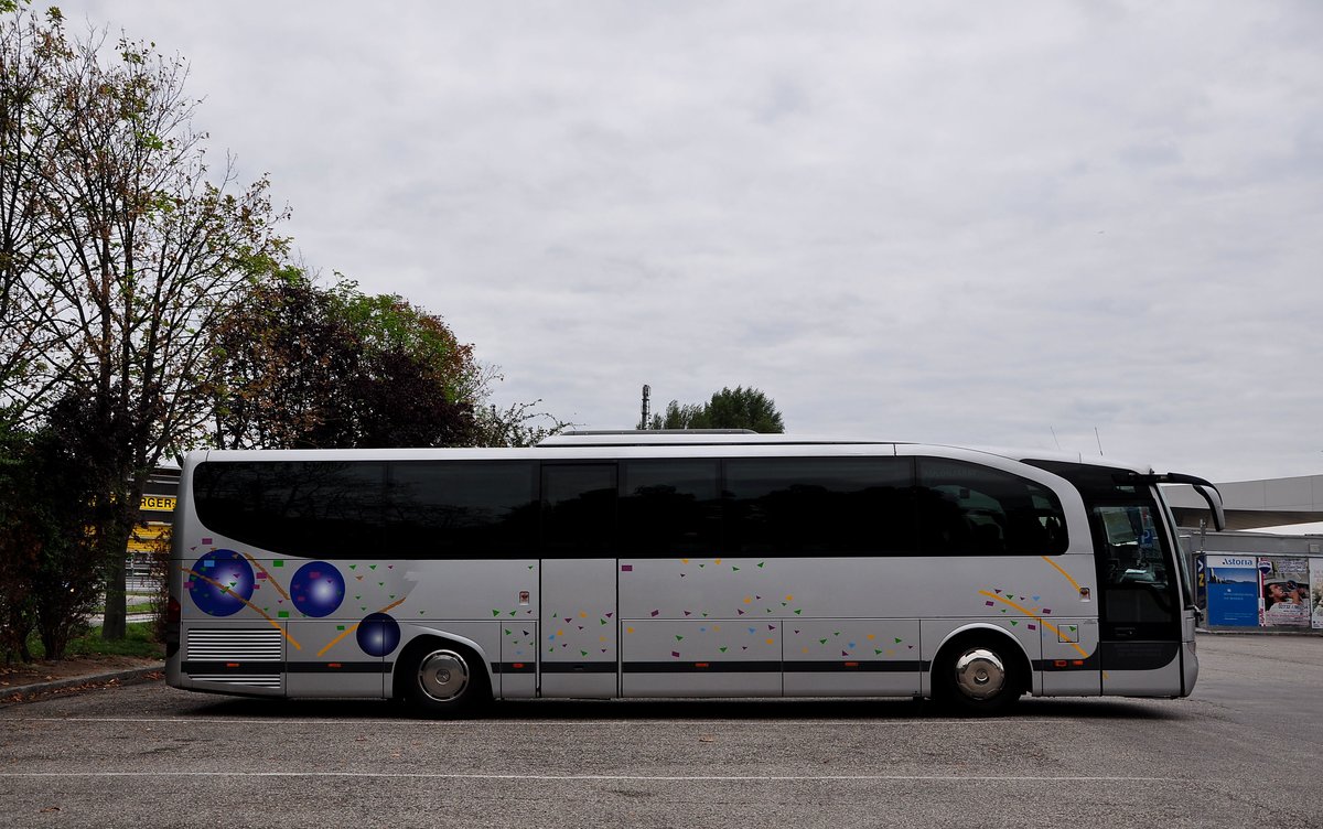 Mercedes Travego aus Ungarn in Krems gesehen.