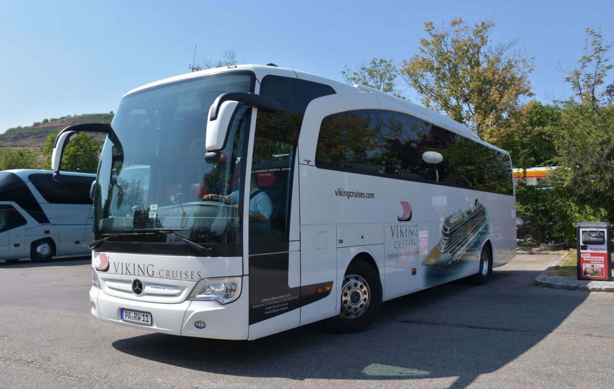 Mercedes Travego von Eichberger Reisen aus der BRD 06/2017 in Krems.