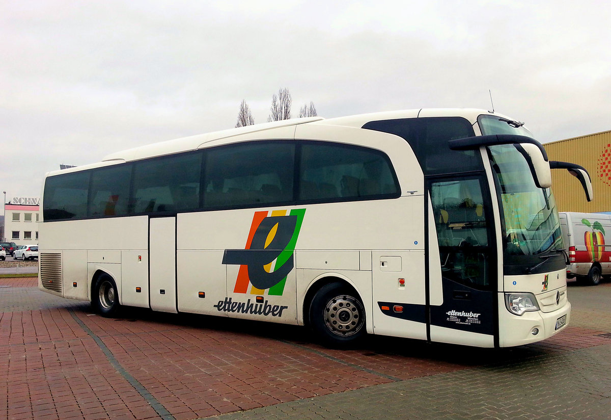 Mercedes Travego von ETTENHUBER Reisen aus der BRD in Krems.