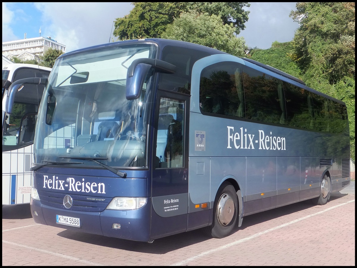 Mercedes Travego von Felix-Reisen aus Deutschland im Stadthafen Sassnitz. 