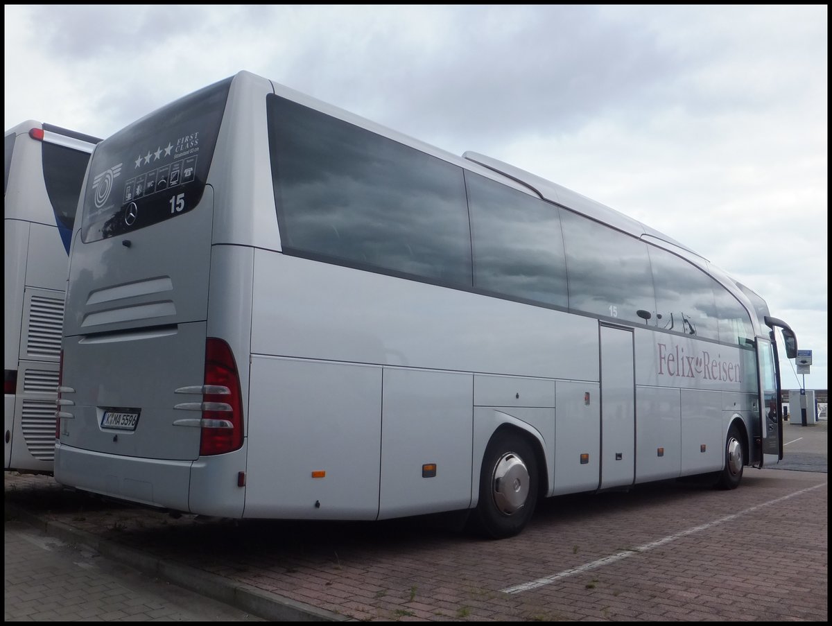 Mercedes Travego von Felix-Reisen aus Deutschland im Stadthafen Sassnitz.