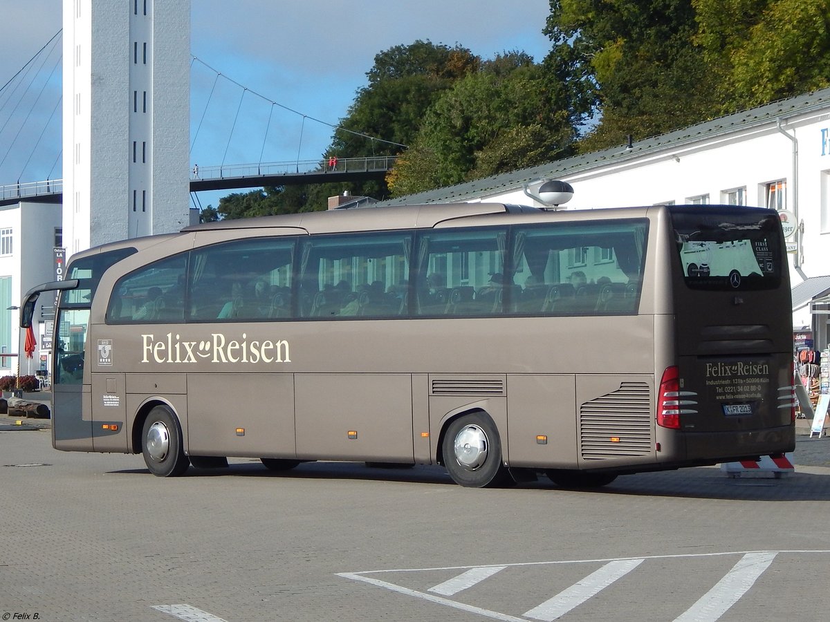 Mercedes Travego von Felix-Reisen aus Deutschland im Stadthafen Sassnitz.