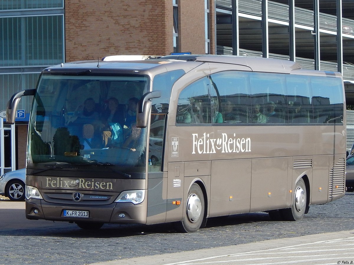 Mercedes Travego von Felix-Reisen aus Deutschland im Stadthafen Sassnitz.