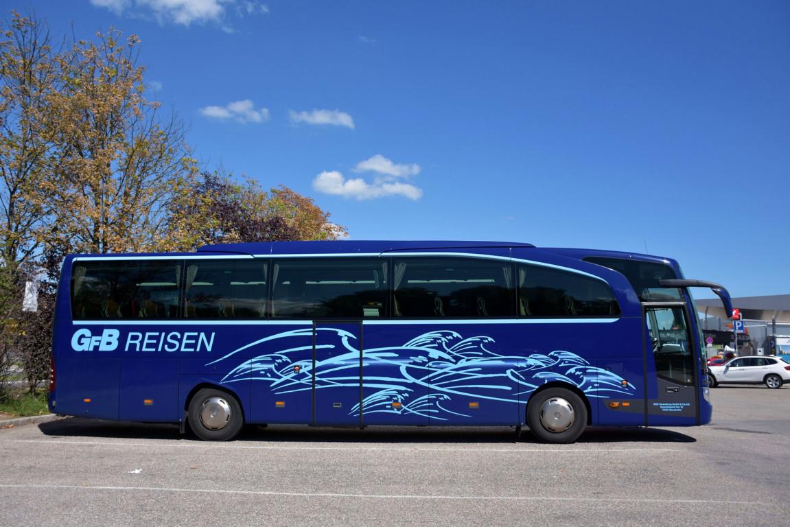 Mercedes Travego von GfB Reisen aus der BRD im August 2017 in Krems.