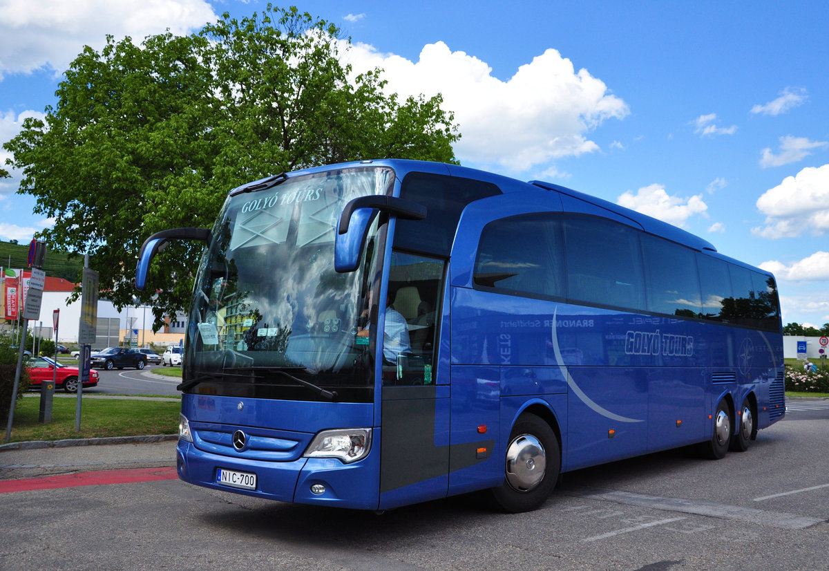 Mercedes Travego von Goly Tours aus Ungarn in Krems gesehen.