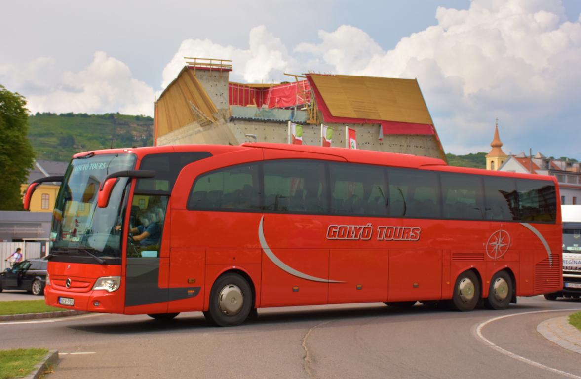 Mercedes Travego von Goly Tours aus Ungarn 2018 in Krems.