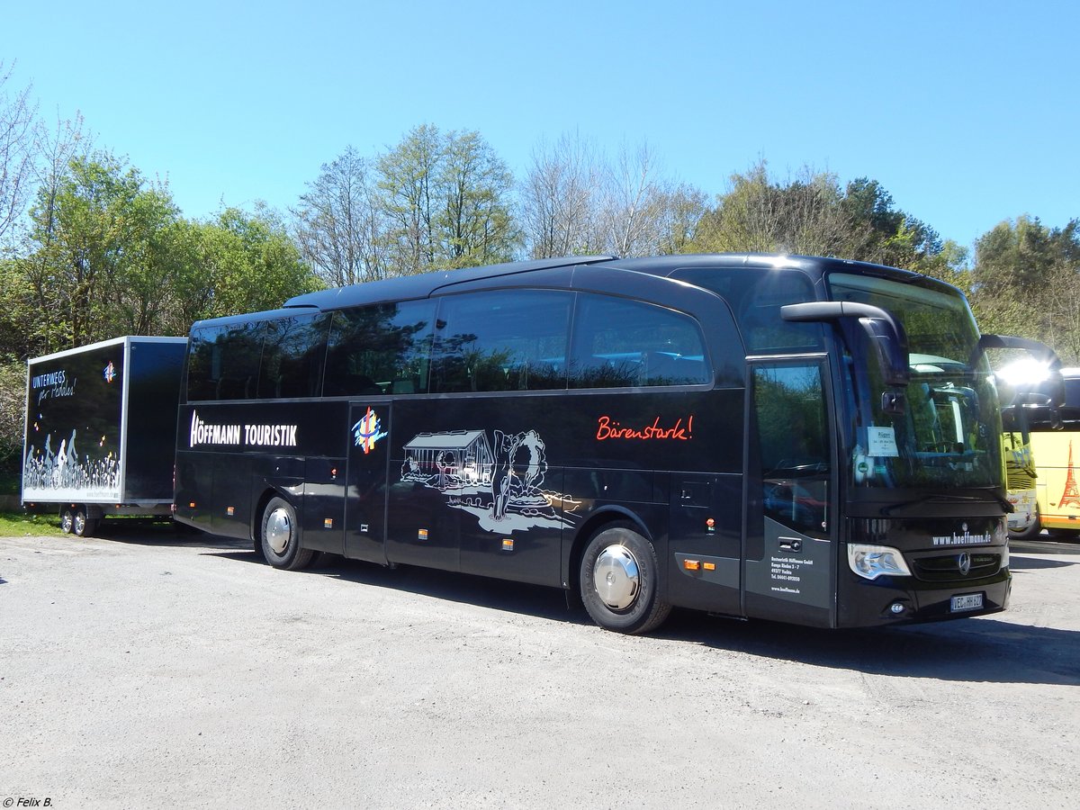 Mercedes Travego von Höffmann Touristik aus Deutschland mit Anhänger in Binz. 