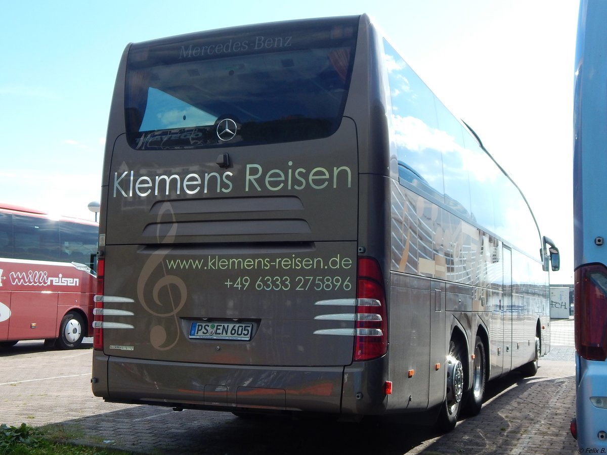 Mercedes Travego von Klemens Reisen aus Deutschland im Stadthafen Sassnitz.