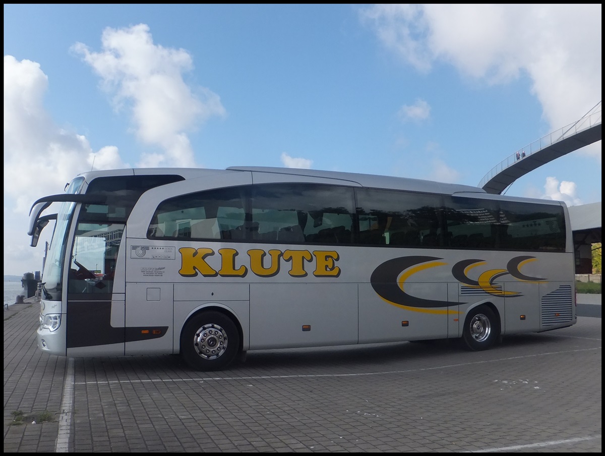 Mercedes Travego von Klute aus Deutschland im Stadthafen Sassnitz.