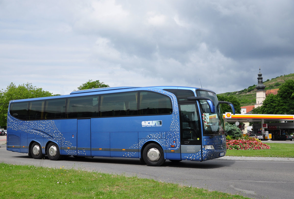 Mercedes Travego von Kuti Reisen aus Ungarn in Krems unterwegs.