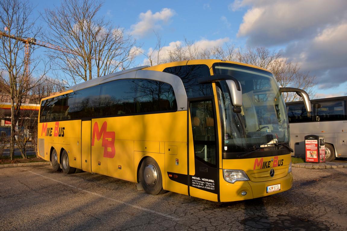 Mercedes Travego von Michael Weinhandl aus dem Burgenland/sterreich im Dez.2017 in Krems.