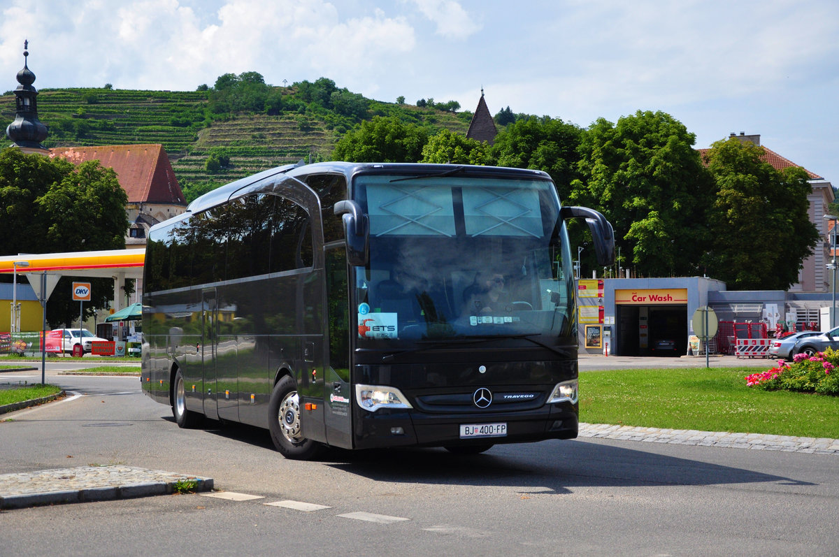 Mercedes Travego von der Molnar Travel.hr in Krems gesehen.