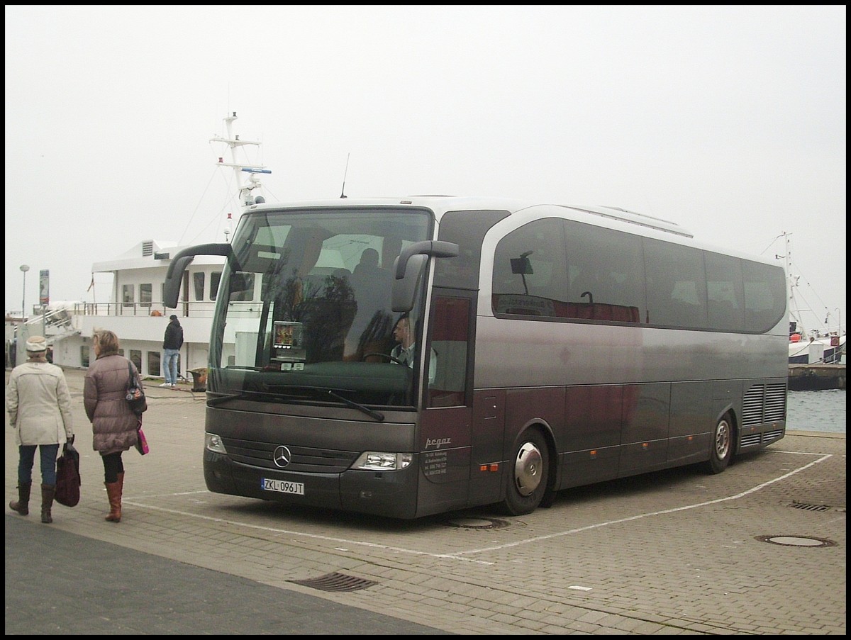 Mercedes Travego von Pegaz aus Polen im Stadthafen Sassnitz. 