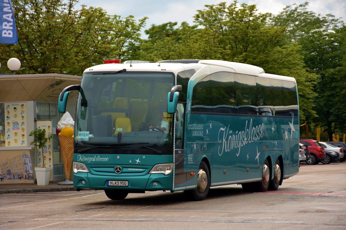 Mercedes Travego von Schrnig Reisen aus der BRD 2018 in Krems gesehen.