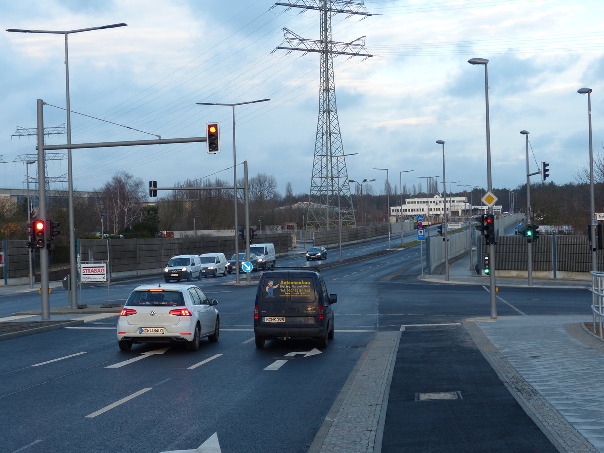 Minna-Todenhagen-Straße Ecke Nalepastraße. Tödliche Rechtsabbiegerunfälle zwischen Radfahrern und Lkw sind hier zu befürchten. Die Haltelinie ist kaum vorgezogen, die grüne Ampelphase beginnt fast gleichzeitig, und abschüssig fahrende Radfahrer haben ordentliches Tempo drauf. Radfahrer, die links abbiegen wollen, wurden völlig vergessen und können eigentlich nur indirekt abbiegen. 21.12.2017