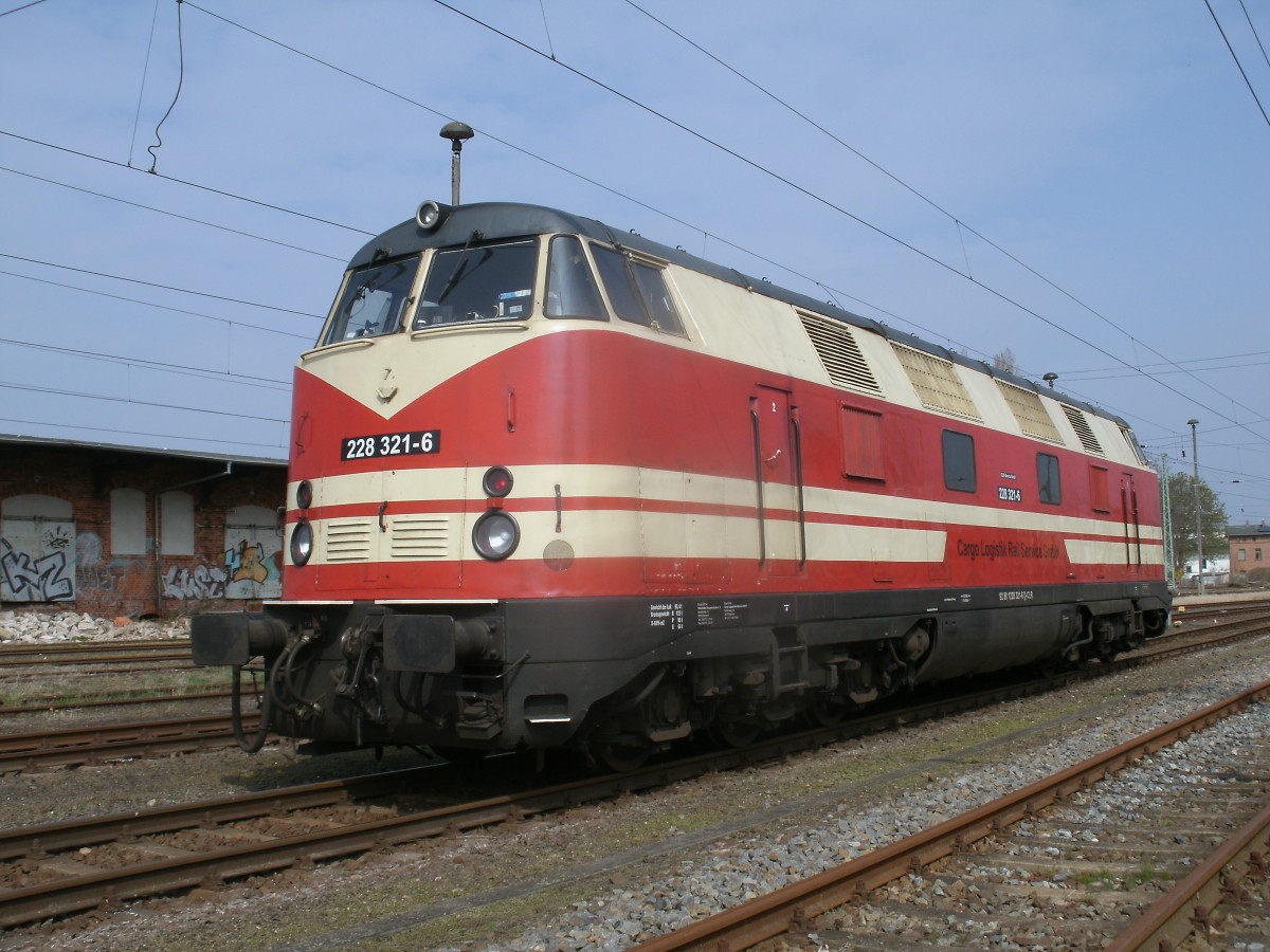 Mirko ist wieder da ! Einen berraschenden Besuch auf Rgen hatte die 228 321 die,am 06.April 2014,in Bergen/Rgen eine Pause hatte,nachdem Sie einen Schotterzug aus Mukran hierher brachte,danach fuhr die Lok wieder nach Mukran zurck.Die Lok blieb ein paar Tage auf Rgen