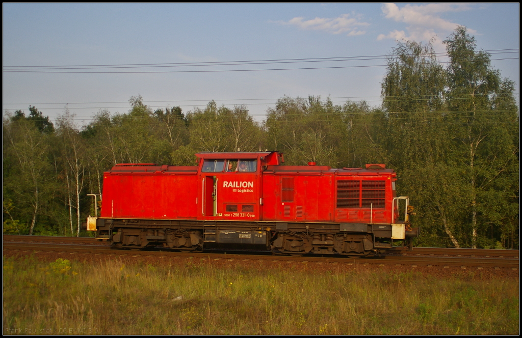 Mit dem letzten Sonnenlicht kommt DB Schenker 298 331-0 solo am 16.09.2014 solo durch die Berliner Wuhlheide nach Westhafen um ihren Kaffee-Zug zu bernehmen