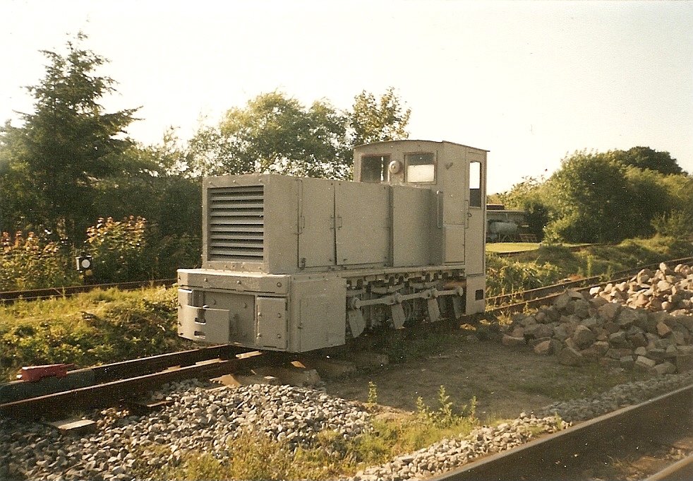 Mit dem ungewohnten Anstrich stand der Dieselmoppel in Putbus.