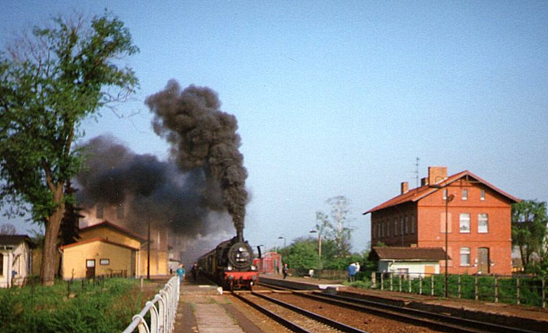 Mit gro�er Dampffahne bereitet sich 38 1182-5 auf die Abfahrt aus Fr�ttst�dt Richtung Gotha vor.
Aufgenommen im Jahr 1993