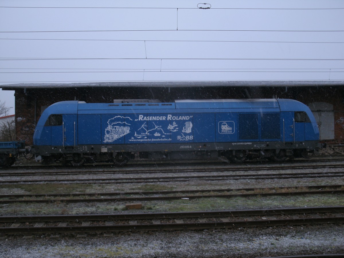 Mit der Rolandseite stand der PRESS Eurorunner 253 015,am 13.Januar 2014,am Gterboden von Bergen/Rgen.