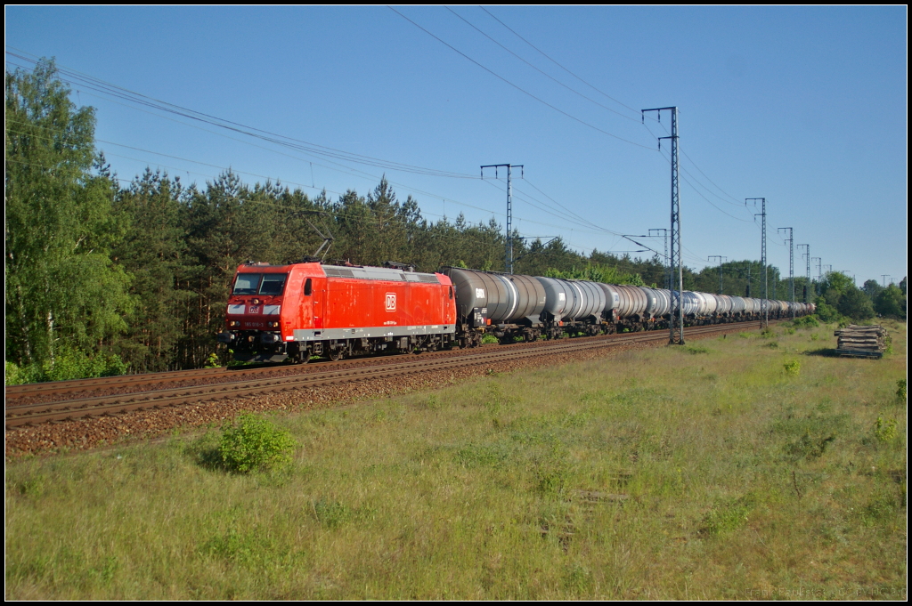 Mit schon ausgeblichenen Farbkleid fuhr am 27.05.2017 DB Cargo 185 016-3 mit einem Kesselwagenzug, der Benzin geladen hatte, durch die Berliner Wuhlheide