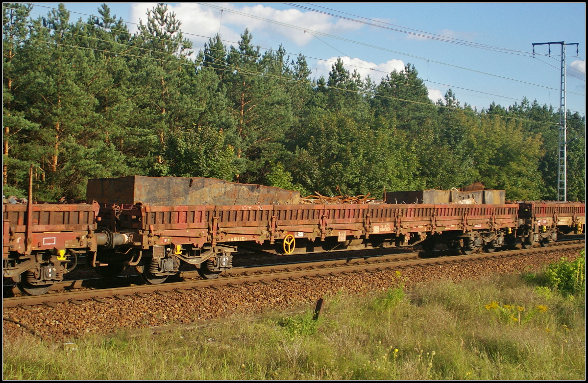 Mit Schrott beladen war dieser vierachsige Drehgestell-Flachwagen mit Seitenborden der Gattung Res, der am 23.08.2017 in einem gemischten Güterzug durch die Berliner Wuhlheide fuhr (33 RIV 80 D-DB 3943 672-6 Res)