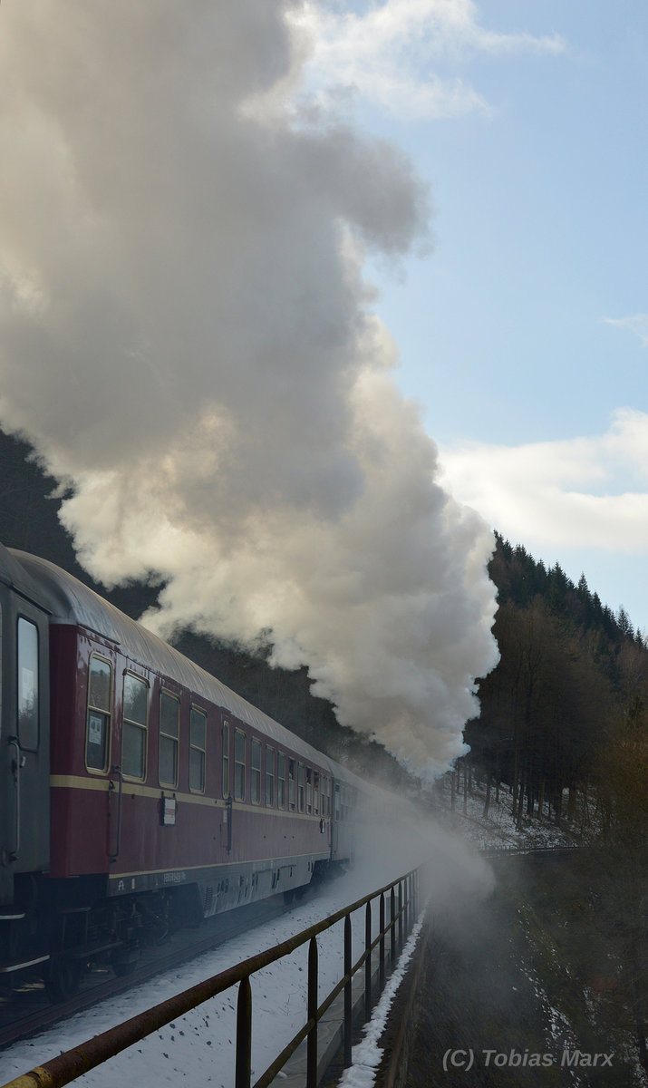 Mit Volldampf zog 50 3501 (MDV) den Sonderzug am 02.04.2016 nach Gehlberg
