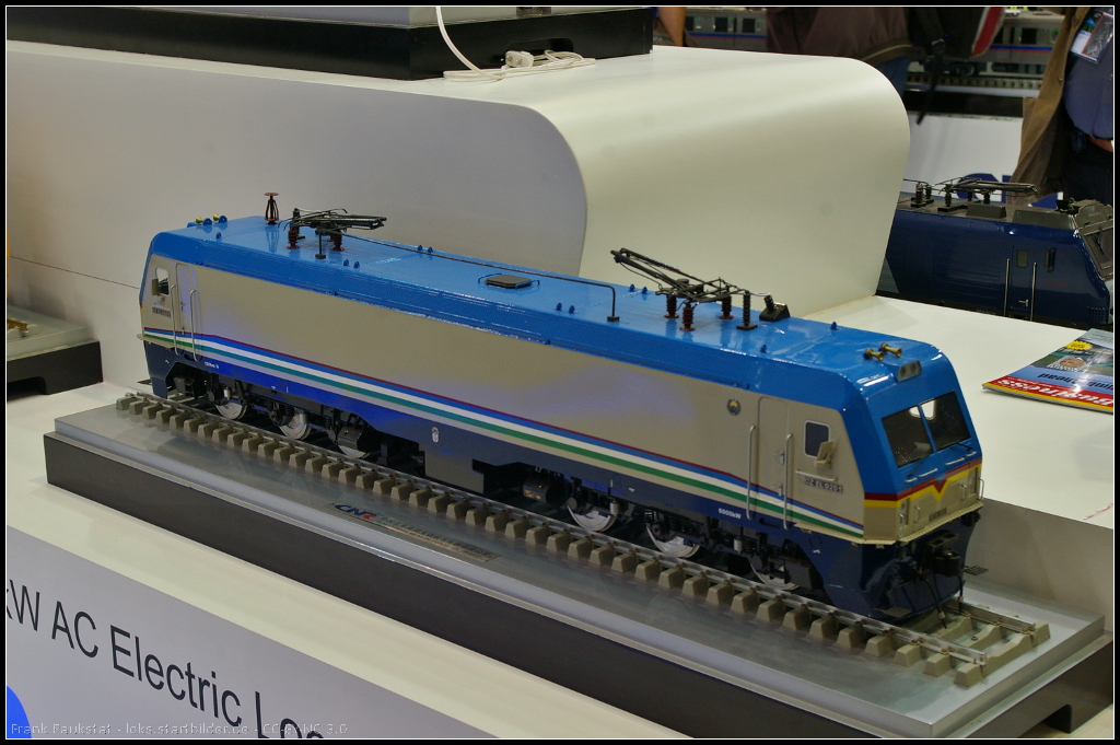 Model of an 6000 kW Electric Locomotive for Usbekistan at InnoTrans 2014

Bei der Lok handelt es sich um eine 6-achsige Lok für den Güterverkehr. Die Lok erreicht eine maximale Geschwindigkeit von 120 km/h bei 6000 kW AC. Insgesamt wurden 11 Loks dieses Typs bei CNR Dalian in China bestellt. Das Modell war während der InnoTrans 2014 am Stand von CNR ausgestellt.

