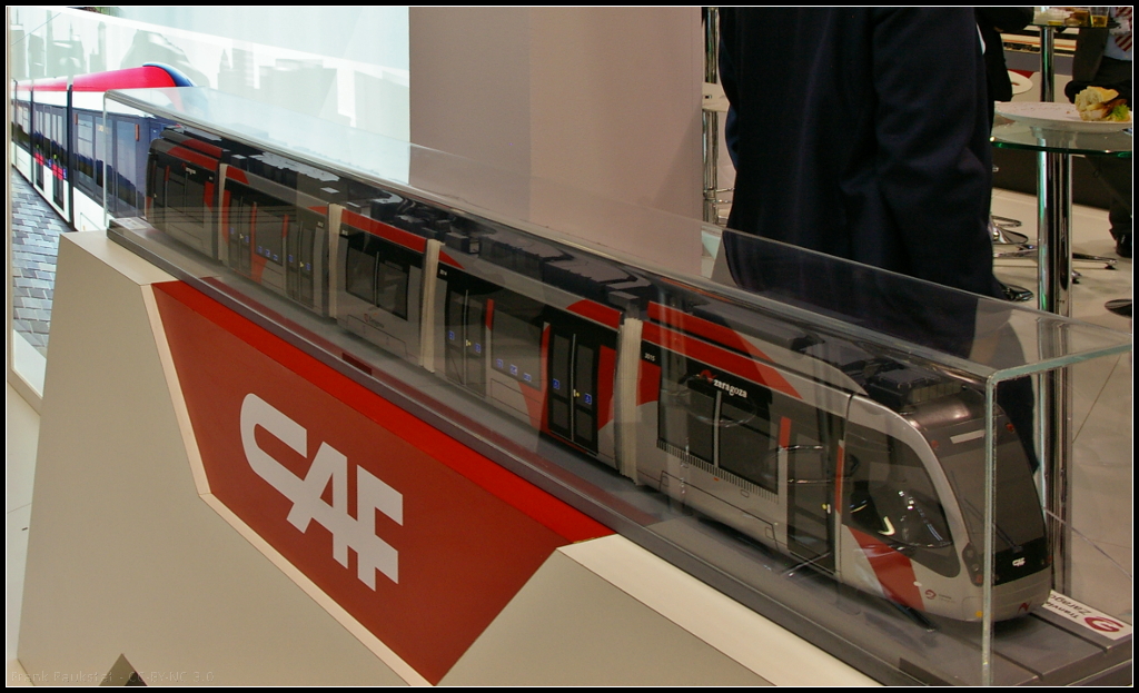 Model of CAF Urbos 3 for many Countrys.

Für 18 verschiedene Betreiber aus verschiedenen Ländern wird der Urbos 3 gebaut (u.a. auch für Freiburg im Breisgau). Dieses Fahrzeug bietet die Möglichkeit auch als Akku-Triebwagen ohne Oberleitung fahren zu können. Dazu werden an jeder Haltestelle die Ultracaps geladen um dann zur nächsten Haltestelle fahren zu können. In der normalen Auslieferungsvariante wird mit Oberleitung 750V DC gefahren.

Daten: Niederflurfahrzeug, Spurbreite 1000 mm / 1435 mm, Breite 2.3 m bis 2.65 m, Länge 18 m bis 43 m, Betrieb für Ein- oder Zweirichtung.

Webseite Hersteller (deutsch): http://www.caf.es/de/productos-servicios/familia/urbos/index.php
