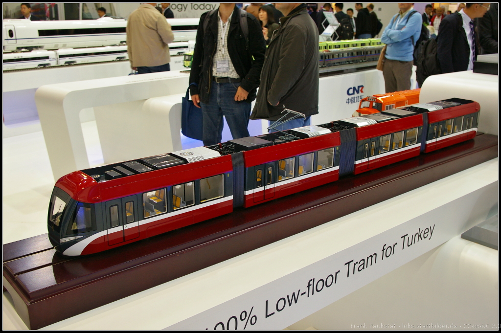 Model of CNR 100% Low-floor Tram for Turkey.

2013 wurde die erste von fünf Niederflur-Tram des chinesischen Herstellers China Northern Rolling Stock Corporation (CNR) an die türkische Stadt Samsun ausgeliefert. Ausgestellt war das Modell auf dem Hallenstand von CNR auf der InnoTrans 2014 in Berlin.

Daten: Länge 40 m, Breite 2.65 m, Einstiegshöhe 40 cm, Plätze insgesamt 453, Kurvenradius 19 m, Spannung 750V DC.