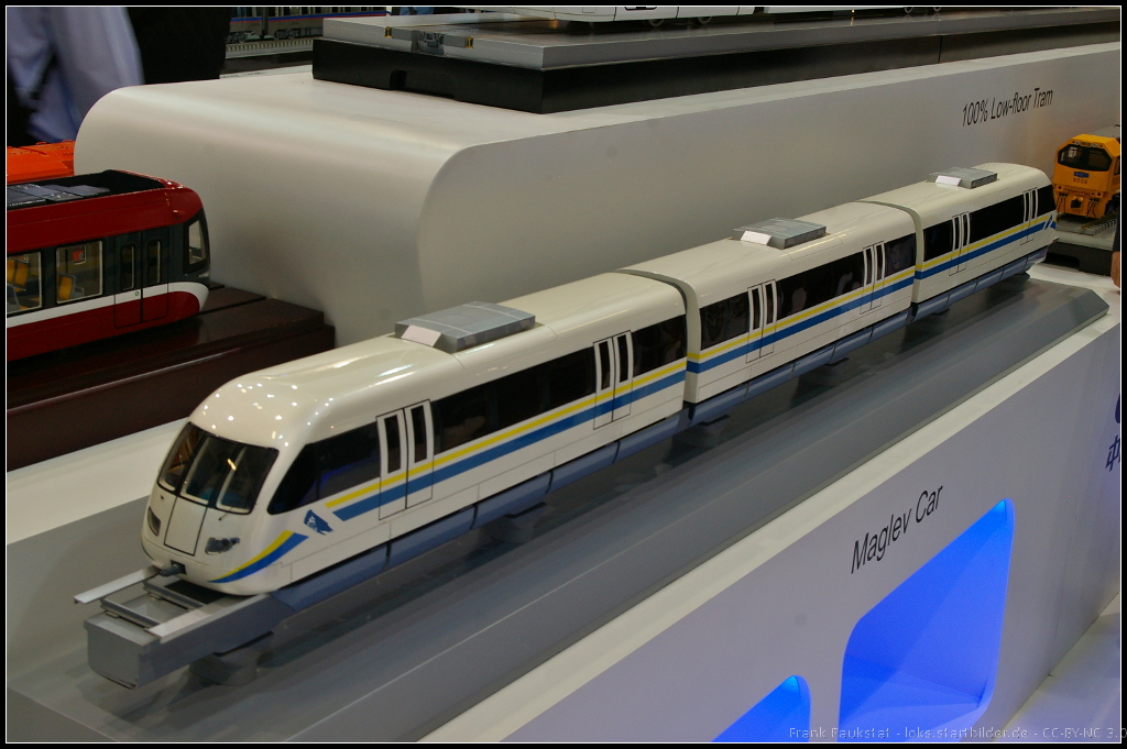 Model of CNR Medium-low Speed Maglev Car.

Seit 2009 testet die CNR Tangshan Railway Vehicle Co Magnetschwebebahnen auf einer 1,5 km langen Strecke den Betrieb im mittleren und langsamen Geschwindigkeiten (bis 120 km/h). Das Modell war auf der InnoTrans 2014 am Stand der CNR ausgestellt.

Daten: Motoren 8 (linear), Magneten 32, Bremsen: Elektrisch und Mechanisch.

Weitere Daten (english): http://en.chinacnr.com/394-980-10646.aspx
