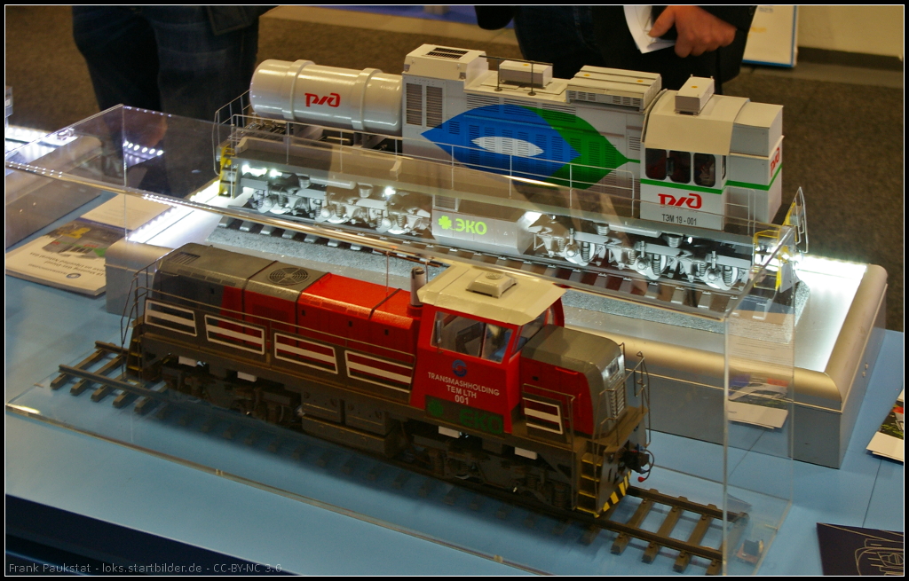 Model of Diesel shunting locomotive for Russia.

Die Baureihe TEM LTH des tschechischen Herstellers CZ LOKO wurde in Zusammenarbeit mit Transmashholding speziell für den schweren Rangierservice und für den Personenverkehr auf nationalen und regionalen Strecken mit einer Spurbreite von 1520 mm entwickelt. Das Modell war auf der InnoTrans 2014 in Berlin am Stand der RZD zu sehen. Dahinter sieht man das Modell der TEM19, einer Lok die mit LNG-Gas angetrieben wird.

Daten TEM LTH: Angetriebene Achsen 4, Geschwindigkeit 100 km/h, Motor CAT C27, Leistung 709 kW, Gewicht 92 t.

Webseite Hersteller (english): http://www.czloko.cz/en/locomotives/TEM-LTH
