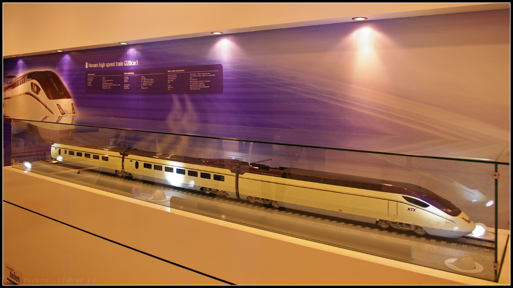 Model of High-speed train for Honan in South Korea.

Basierend auf dem KTX-Sancheon der KORAIL wurde für die Region Honan ein Hochgeschwindigkeitszug gebaut. Die letzten Züge sollen bis Ende 2016 an den Betreiber Suseo High Speed Rail Ltd ausgeliefert werden. Ausgestellt war das Modell des Zugs während der InnoTrans 2014 in Berlin am Stand von Hyundai Rotem.

Daten: Geschwindigkeit 330 km/h, Spurbreite 1435 mm, Spannung 25 kV/60 Hz, Gewicht 406 t (10 Wagen mit Triebköpfen), Fahrgäste 410.

Webseite Hersteller (english): https://www.hyundai-rotem.co.kr/Eng/Business/Rail/Business_Record_View.asp?brid=60
