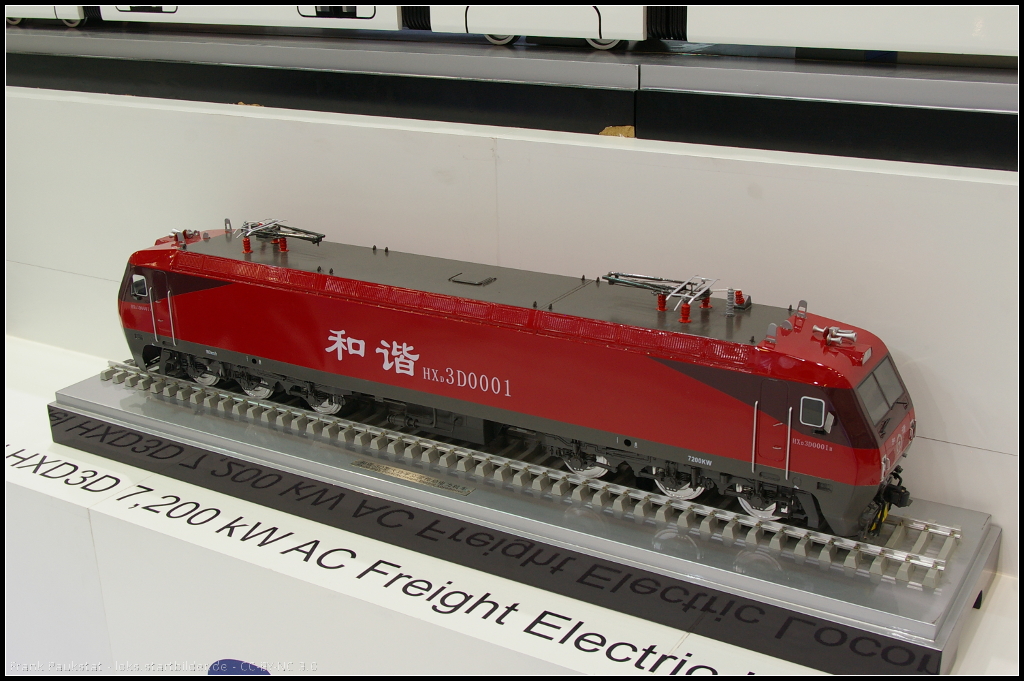 Model of HXD3D 001 7200 kW AC Freight Electric Lokomotice at InnoTrans 2014

Die Baureihe HXD3D ist eine 6-Achsige Passagier- und Frachtlokomotive des Herstellers DLRC bis 200 km/h. Ausgestellt war das Modell auf dem Messestand der CNR während der InnoTrans 2014 in Berlin

Website Data (english): http://www.dloco.com/LISTS/product/_MAINPAGE/EProducts/default3.aspx?id=1123
