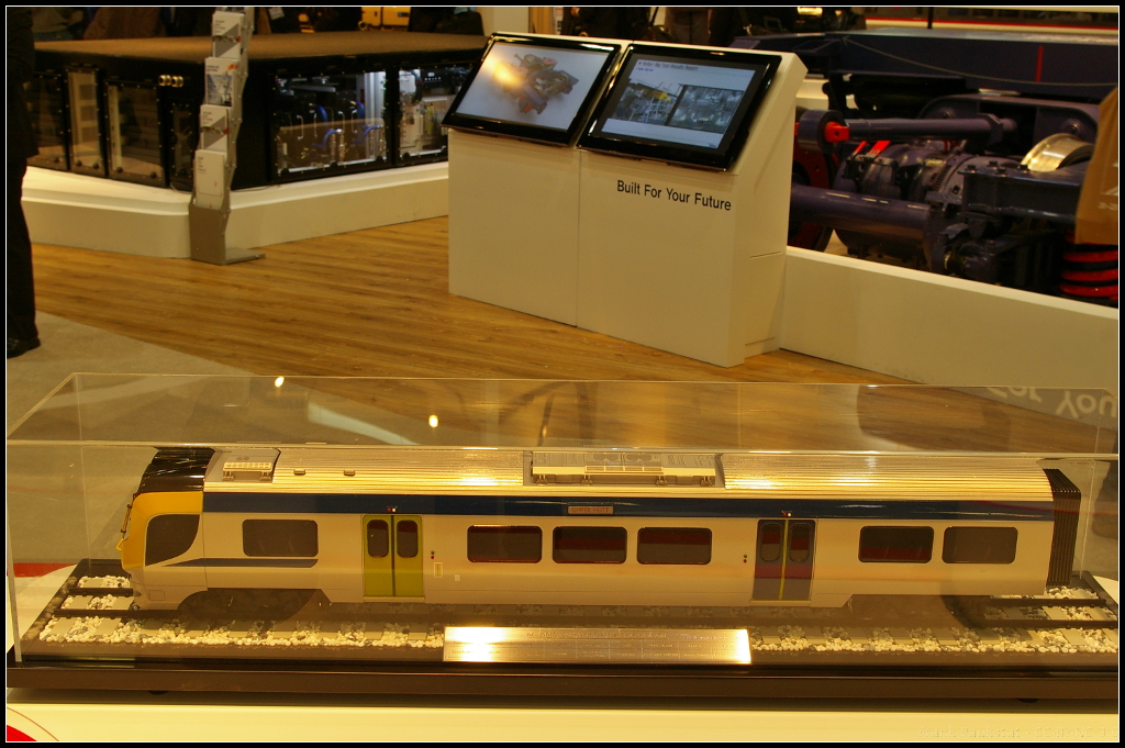 Model of Hyundai Rotem EMU for New Zealand Matangi.

Im Jahr 2007 wurde ein Vertrag über 96 Zwei-Wagen-Züge geschlossen, die Auslieferung begann dann 2011. Auftraggeber war die Greater Wellington Rail Limited (GWRL) aus Neuseeland. Das Modell war auf der InnoTrans 2014 in Berlin am Stand von Hyundai zu sehen.

Daten: 2 Module, Geschwindigkeit 110 km/h, Spurweite 1068 mm, Spannung 1500V DC, Länge 20.8 m, Breite 2.70 m, Höhe 3.64 m, Gewicht 77.8 t, Kapazität 378 Fahrgäste.

Webseite (english): https://www.hyundai-rotem.co.kr/Eng/Business/Rail/Business_Record_View.asp?brid=30
