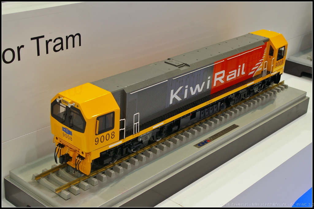 Model of KiwiRail 9008, Class DL, at InnoTrans 2014.

Bei der 9008, Baureihe DL, handelt es sich um eine Diesel-elektrische Lokomotive des Herstellers Dalian Locomotive and Rolling Stock Company mit einem Motor von MTU. Die Lok wird in Neuseeland für den Frachtverkehr eingesetzt. Im Jahr 2009 wurden 20 Stück geordert, weitere 20 im Jahr 2011.

Daten: Modell CKD-9B, Achsfolge Co-Co, Spurbreite 1067 mm, Länge 18.5 m, Gewicht 108 t, Motorleistung 2700 kW.

Weitere Daten Wiki (english): http://en.wikipedia.org/wiki/New_Zealand_DL_class_locomotive
 