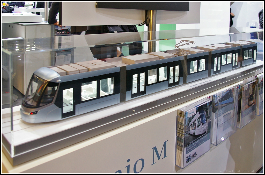 Model of Siemens Avenio M at InnoTrans 2014 in Berlin.

Mit der Niederflurstraßenbahn Avenio will Siemens wieder in den Markt zurückkehren und bietet ein modulares System mit niedrigen Achslasten an.

Daten: 18 bis 72 m Länge, bis zu 700 Fahrgäste, Höchstgeschwindigkeit 80 km/h.

Webseite Hersteller (deutsch): http://www.mobility.siemens.com/mobility/global/de/nahverkehr/schienenverkehr/strassenbahn/avenio/seiten/avenio.aspx
