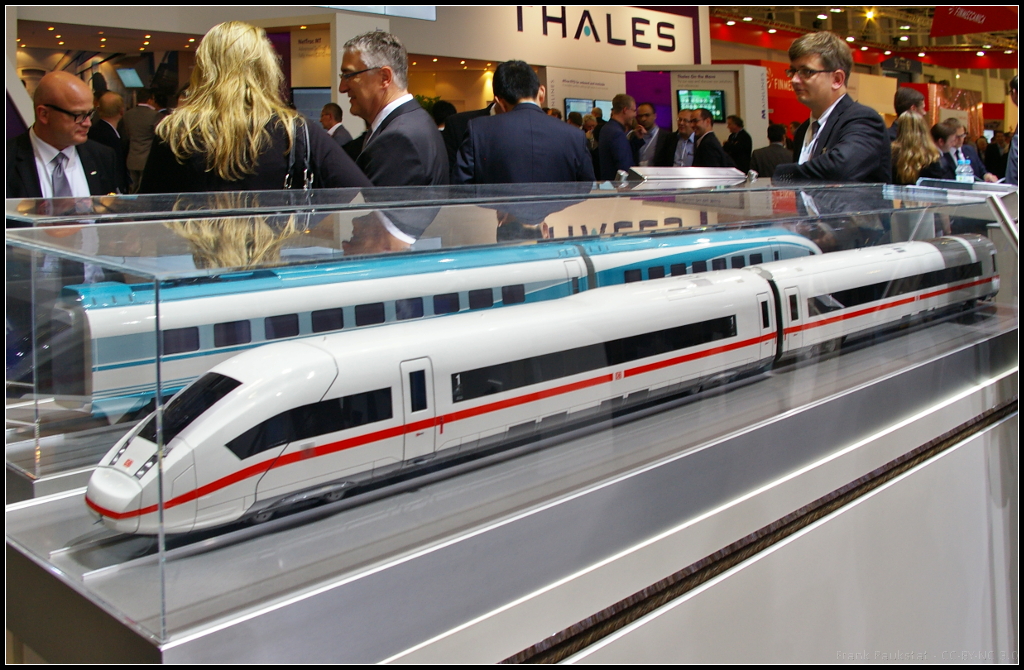 Model of Siemens ICx for DB Germany.

Die Deutsche Bahn will bis zu 300 Züge beschaffen um die IC- und EC-Züge bis 2020 zu ersetzen. Später sollen dann auch die ICE 1 und ICE 2, optional noch die ICE 3. Gebaut werden die Züge von Siemens Rail Systems, geliefert werden die Triebzüge als 7-teilige und 12-teilige Züge. Ausgestellt war das Modell am Messestand von Siemens während der InnoTrans 2014 in Berlin.

Wikipedia mit Daten (deutsch): http://de.wikipedia.org/wiki/DB_ICx
