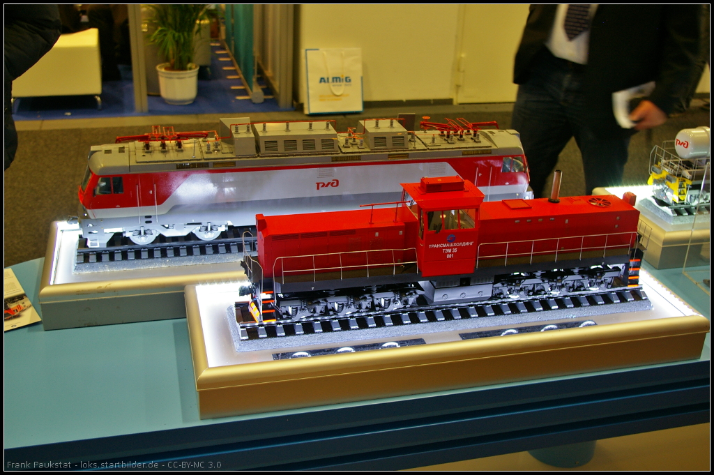 Model of TEM35 Hybrid Shunting locomotive for Russia.

Die sechsachsige Hybrid-Rangierlokomotive der Baureihe TEM35 wird bei VLRD Vilnius montiert und besitzt neben einem starken Dieselmotor noch ein Batteriespeichersystem. Das Modell der TEM35-001 war während der InnoTrans 2014 in Berlin am Stand der RZD ausgestellt.

Daten: Gewicht 126 t, Geschwindigkeit 100 km/h, Leistung 1100 kW, Motor CAT C18 und Batteriespeicher.
