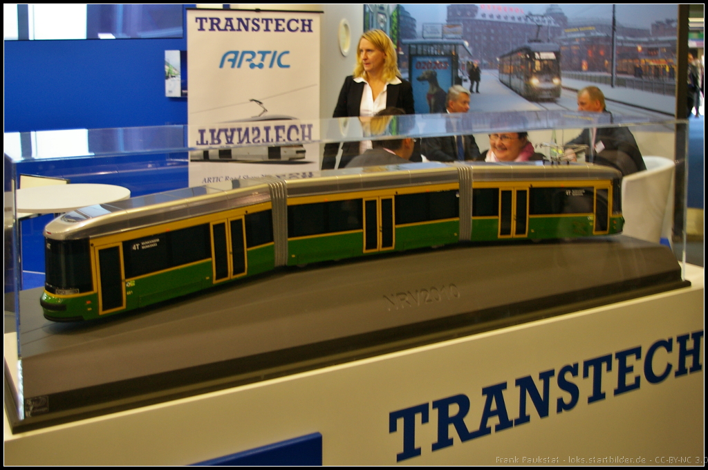 Model of Transtech Artic Low-floor Tram for Helsinki.

Insgesamt wurden 82 Gelenkstraßenbahnen an die Stadt Helsinki ausgeliefert. Konzipiert sind sie für anspruchsvolle Strecken und Wetterbedingungen. Ausgestellt war das Modell auf dem Stand von Transtech auf der InnoTrans 2014 in Berlin.

Daten: Länge 27.6 m, Breite 2.4 m, Höhe 3.83, Spurbreite 1000 mm, Sitzplätze 74, Stehplätze 125, Leergewicht 41.6 t, Höchstgeschwindigkeit 80 km/h, Motorleistung 8x 65 kW, 