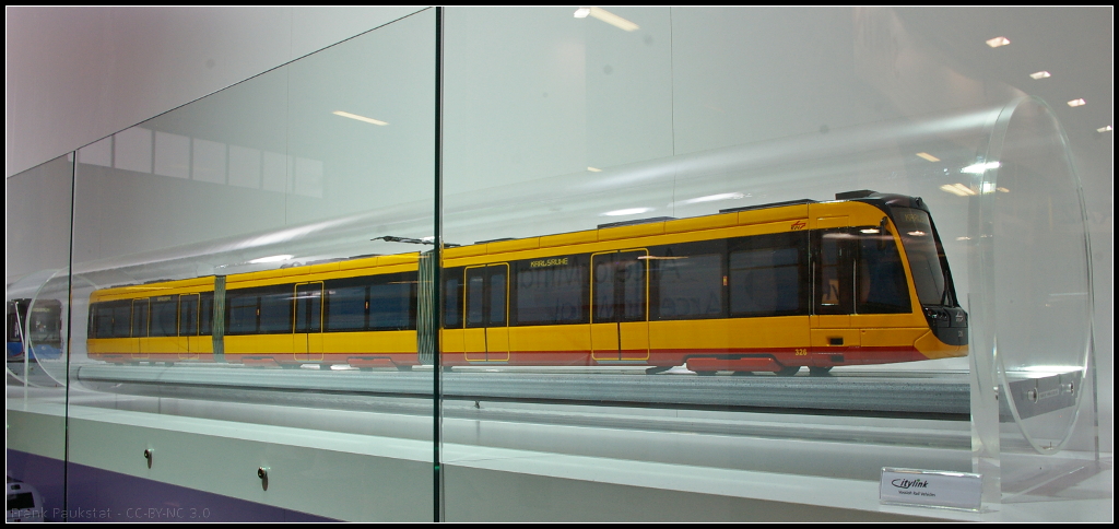 Model of Vossloh Citylink for Karlsruhe, Germany.
<br /><br />
Fr die Stadtbahn in Karlsruhe wurde der Citylink NET 2012 gebaut und die erste im Jahr 2014 geliefert. So sollen die Bahnen als Tram in der Stadt und als Regionalbahn im Umland fahren. Die Citylink ist die erste Train-Tram die nach EBO und Bostrab zugelassen ist.
<br /><br />
Webseite Produkt (deutsch): http://www.vossloh-innotrans.com/cms/de/produkthighlights/schienengebundene_nahverkehrsfahrzeuge/stadtbahn/stadtbahn_1.html
