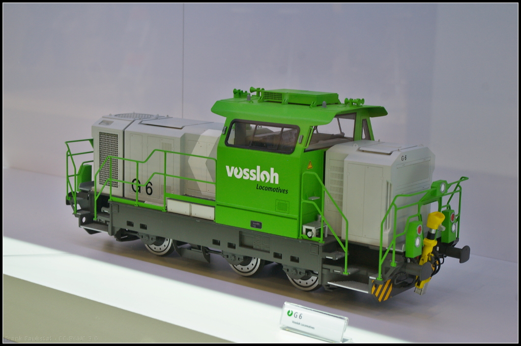 Model of Vossloh G6 diesel shunting locomotive.
<br /><br />
Die dreiachsige Rangierlokomotive vom Typ G6 wurde erstmals auf der InnoTrans 2008 vorgestellt. Inzwischen wird diese Lok in der Industrie und in Betriebswerken eingesetzt. Das Modell der G6 war whrend der InnoTrans 2014 am Messestand zu sehen und das Original auf dem Freigelnde.
<br /><br />
Daten Produkt (deutsch): http://www.vossloh-locomotives.com/de/products_and_services/diesel-hydraulic_locomotives/g6/g6_1.html
