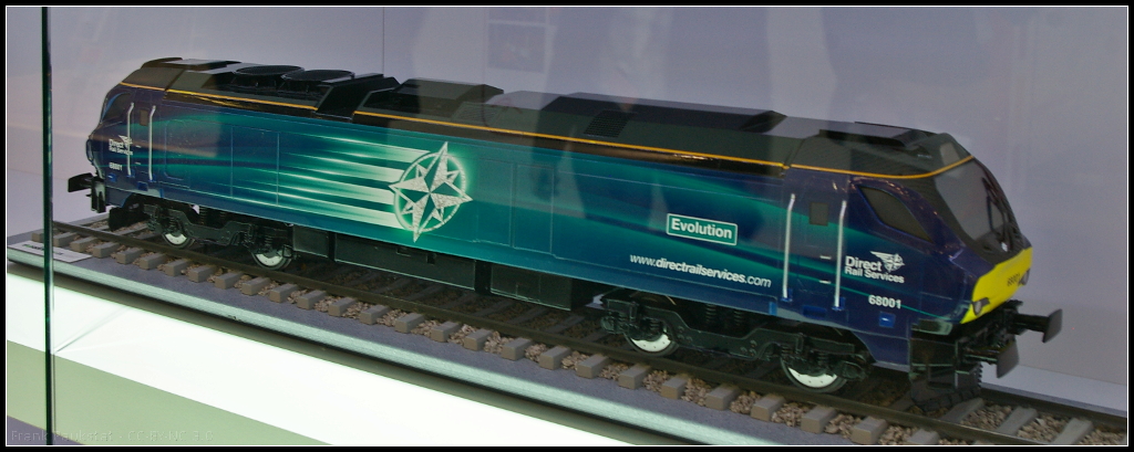 Model of Vossloh UKLight for DRS.
<br /><br />
Bei der UKLight handelt es sich um die britische Variante der EUROLight, bezeichnet auch als Class 68. Die Lok wurde fr Beacon Rail gebaut und an Direct Rail Services (DRS) vermietet. Das Original der Lok stand auf dem Freigelnde der Messe. Das Modell war whrend der InnoTrans 2014 in Berlin am Messestand von Vossloh ausgestellt.
<br /><br />
Daten MainlineDiesel (english): http://www.mainlinediesels.net/index.php?nav=1000175&lang=en
